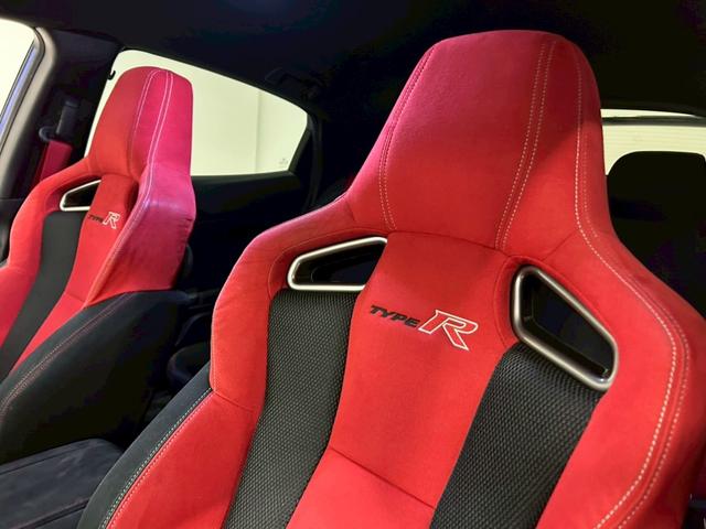 シビック タイプＲ　禁煙車／６速ＭＴ／純正ナビＴＶ／バックカメラ／ＥＴＣ／Ｂｌｕｅｔｏｏｔｈ／純正２０インチアルミ／ｂｒｅｍｂｏキャリパー／オートクルーズ／ＬＥＤヘッドライト／タイプＲ専用シート／＋Ｒモード／車検整備付き（22枚目）