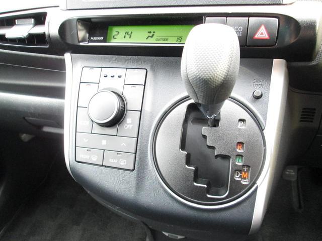 運転席操作部分ミラー調整ボタンなどございます。