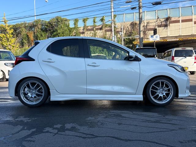 ヤリス Ｚ　６速マニュアル／ＬＥＤヘッド／ＬＥＤフォグ／純正ナビ／バックカメラ／前ドライブレコーダー／シートヒーター／社外１７インチアルミホイール／社外マフラー（4枚目）