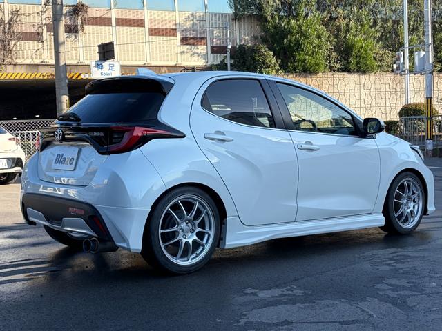 ヤリス Ｚ　６速マニュアル／ＬＥＤヘッド／ＬＥＤフォグ／純正ナビ／バックカメラ／前ドライブレコーダー／シートヒーター／社外１７インチアルミホイール／社外マフラー（5枚目）