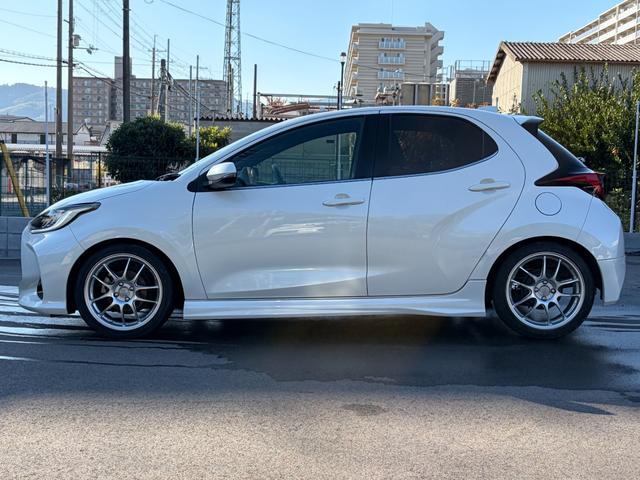 ヤリス Ｚ　６速マニュアル／ＬＥＤヘッド／ＬＥＤフォグ／純正ナビ／バックカメラ／前ドライブレコーダー／シートヒーター／社外１７インチアルミホイール／社外マフラー（8枚目）