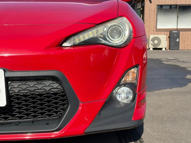 ８６ ＧＴリミテッド　６速マニュアル／ＨＩＤヘッド／ＴＲＤエアロ／ＴＲＤマフラー／革アルカンターラコンビシート／前席シートヒーター／純正ナビ／バックカメラ／ＥＴＣ／トルセンＬＳＤ／リアスポイラー（12枚目）