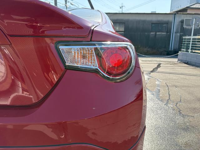 ８６ ＧＴリミテッド　６速マニュアル／ＨＩＤヘッド／ＴＲＤエアロ／ＴＲＤマフラー／革アルカンターラコンビシート／前席シートヒーター／純正ナビ／バックカメラ／ＥＴＣ／トルセンＬＳＤ／リアスポイラー（16枚目）