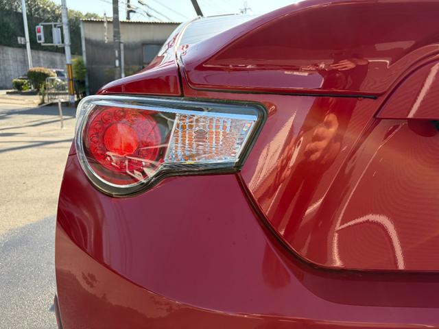 ８６ ＧＴリミテッド　６速マニュアル／ＨＩＤヘッド／ＴＲＤエアロ／ＴＲＤマフラー／革アルカンターラコンビシート／前席シートヒーター／純正ナビ／バックカメラ／ＥＴＣ／トルセンＬＳＤ／リアスポイラー（17枚目）