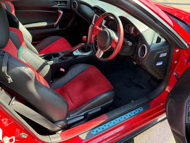 ８６ ＧＴリミテッド　６速マニュアル／ＨＩＤヘッド／ＴＲＤエアロ／ＴＲＤマフラー／革アルカンターラコンビシート／前席シートヒーター／純正ナビ／バックカメラ／ＥＴＣ／トルセンＬＳＤ／リアスポイラー（22枚目）