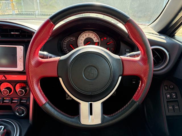 ８６ ＧＴリミテッド　６速マニュアル／ＨＩＤヘッド／ＴＲＤエアロ／ＴＲＤマフラー／革アルカンターラコンビシート／前席シートヒーター／純正ナビ／バックカメラ／ＥＴＣ／トルセンＬＳＤ／リアスポイラー（24枚目）