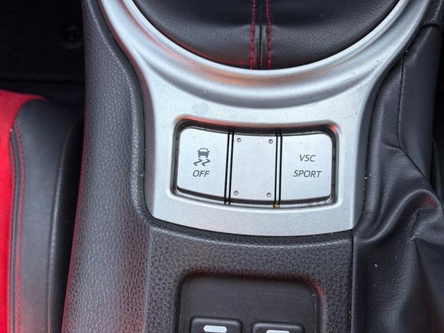 ８６ ＧＴリミテッド　６速マニュアル／ＨＩＤヘッド／ＴＲＤエアロ／ＴＲＤマフラー／革アルカンターラコンビシート／前席シートヒーター／純正ナビ／バックカメラ／ＥＴＣ／トルセンＬＳＤ／リアスポイラー（30枚目）