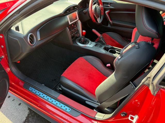 ８６ ＧＴリミテッド　６速マニュアル／ＨＩＤヘッド／ＴＲＤエアロ／ＴＲＤマフラー／革アルカンターラコンビシート／前席シートヒーター／純正ナビ／バックカメラ／ＥＴＣ／トルセンＬＳＤ／リアスポイラー（40枚目）