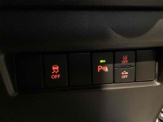 カメラが白線を検知して車線中央付近を走行するよう、車線維持を支援するレーンアシスト!