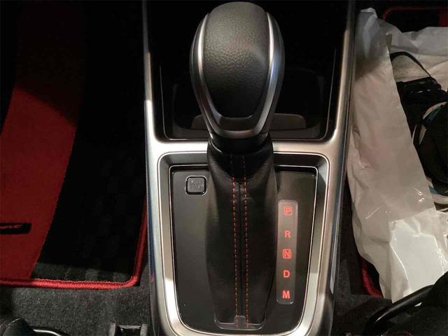 発進時や後退時に必ず操作するレバーです。操作のしやすさが肝になってきます。ぜひ一度体感してください。