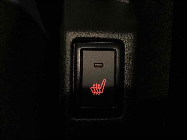 座席のシートを温めるシートヒーター!その温かさは一度経験したら欠かすことができません!エアコンで乾燥しやすい車内も防ぐ事ができます!