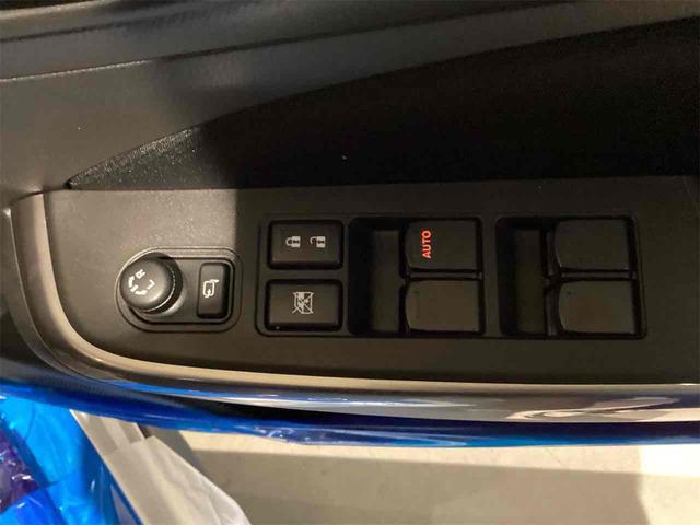 パワーウィンドウのスイッチですよ。運転席に居ながら窓を開け閉めのコントロールできますよ。