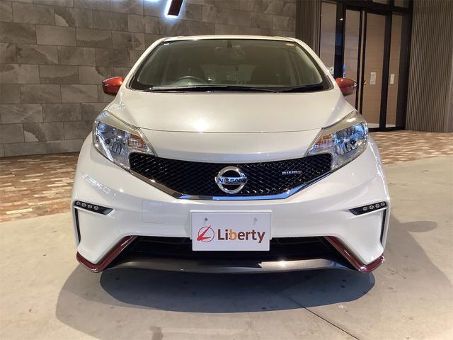 ノート ニスモ ETC バックカメラ アルミホイール スマートキー アイドリングストップ 電動格納ミラー CVT 盗難防止システム 衝突安全ボディ ABS ESC Bluetooth エアコン パワーステアリング(2枚目)