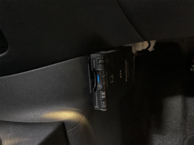 ノート ニスモ ETC バックカメラ アルミホイール スマートキー アイドリングストップ 電動格納ミラー CVT 盗難防止システム 衝突安全ボディ ABS ESC Bluetooth エアコン パワーステアリング(17枚目)