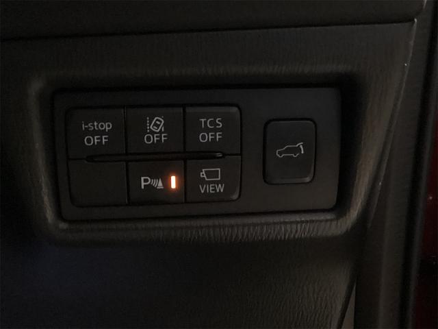 【レーンアシスト】走行中にカメラで車線を認識し、車線を逸脱しそうなときに警報を発したり、さらに進んでステアリング補正を行ったりする機能。