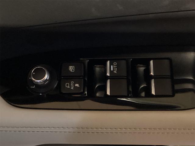 パワーウィンドウのスイッチですよ。運転席に居ながら窓を開け閉めのコントロールできますよ。