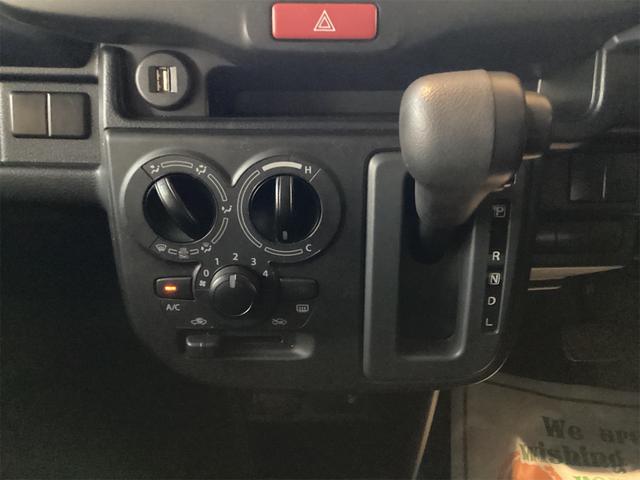 シフトレバー。ぜひ一度お客様の目で確認してください。