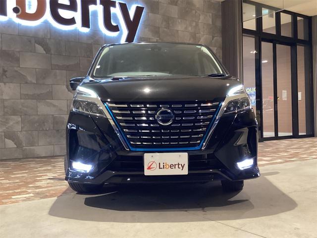 セレナ ｅ－パワー　ハイウェイスターＶ　ドライブレコーダー　ＥＴＣ　全周囲カメラ　ＴＶ　クリアランスソナー　オートクルーズコントロール　レーンアシスト　衝突被害軽減システム　両側電動スライドドア　ＬＥＤヘッドランプ　スマートキー（3枚目）
