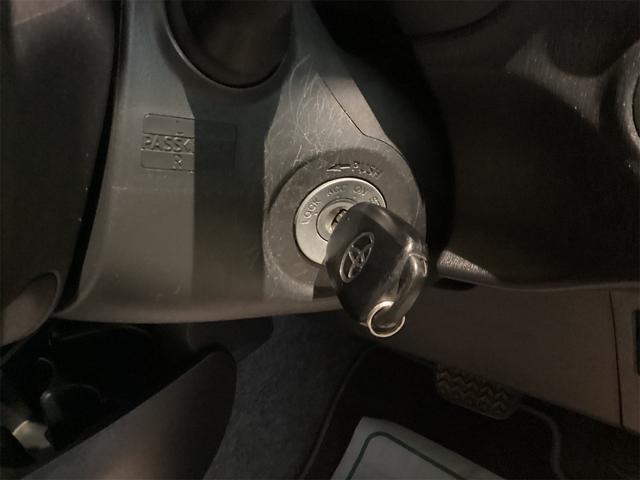 ヴィッツ Ｆ　ＥＴＣ　キーレスエントリー　電動格納ミラー　ＣＶＴ　衝突安全ボディ　ＡＢＳ　ＣＤ　エアコン　パワーステアリング　パワーウィンドウ（12枚目）