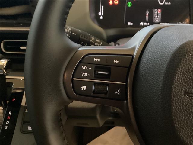 ステアリングホイールにオーディオ・リモート・コントロール・ボタンを配置。手を離さず、素早く安全に操作することができます。