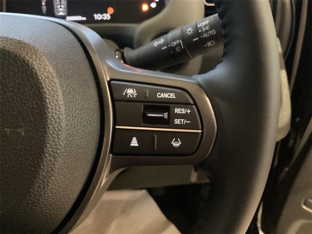 ステアリングスイッチ！目線を大きくそらすことなくボタンの操作を行うことができます。