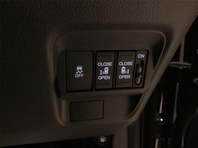 両側電動スライドドア装備！運転席よりボタン一つで開閉可能でございます。