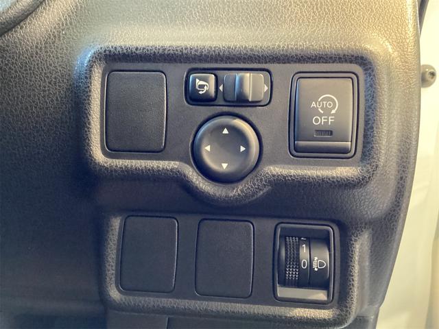 ノート Ｘ　ＥＴＣ　ナビ　ＴＶ　アルミホイール　スマートキー　アイドリングストップ　電動格納ミラー　ＣＶＴ　盗難防止システム　衝突安全ボディ　ＡＢＳ　ＣＤ　ＵＳＢ　エアコン　パワーステアリング　パワーウィンドウ（16枚目）