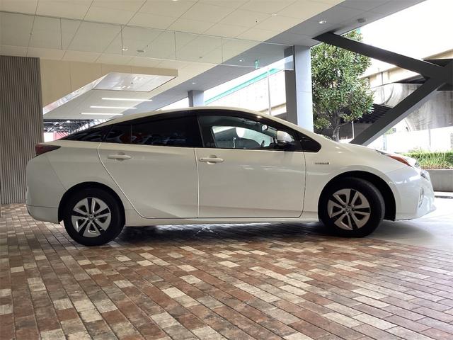 トヨタ プリウス 4枚目