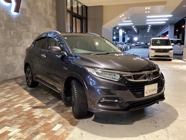 ヴェゼル ハイブリッドＺ・ホンダセンシング　ＥＴＣ　バックカメラ　オートクルーズコントロール　レーンアシスト　衝突被害軽減システム　ナビ　ＴＶ　オートライト　ＬＥＤヘッドランプ　アルミホイール　スマートキー　電動格納ミラー　シートヒーター　ＡＴ（3枚目）