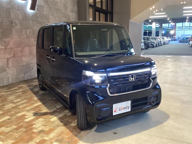 Ｎ－ＢＯＸカスタム ベースグレード　バックカメラ　両側スライド・片側電動　クリアランスソナー　レーンアシスト　オートライト　アイドリングストップ　電動格納ミラー　シートヒーター　ベンチシート　ＣＶＴ　ＥＳＣ　アルミホイール　エアコン（3枚目）