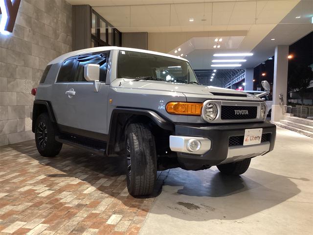 ＦＪクルーザー カラーパッケージ　４ＷＤ　バックカメラ　クリアランスソナー　オートクルーズコントロール　ナビ　ＴＶ　アルミホイール　キーレスエントリー　ＡＴ　盗難防止システム　衝突安全ボディ　ＣＤ　ＵＳＢ　Ｂｌｕｅｔｏｏｔｈ　ＡＢＳ（3枚目）