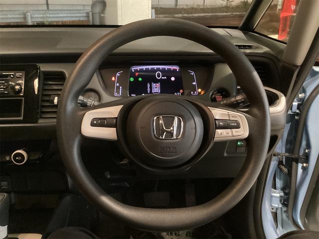 フィット ベーシック　クリアランスソナー　オートクルーズコントロール　衝突被害軽減システム　オートライト　スマートキー　アイドリングストップ　電動格納ミラー　ＣＶＴ　盗難防止システム　衝突安全ボディ　ＡＢＳ　ＥＳＣ　ＣＤ（6枚目）