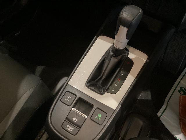 フィット ベーシック　クリアランスソナー　オートクルーズコントロール　衝突被害軽減システム　オートライト　スマートキー　アイドリングストップ　電動格納ミラー　ＣＶＴ　盗難防止システム　衝突安全ボディ　ＡＢＳ　ＥＳＣ　ＣＤ（9枚目）