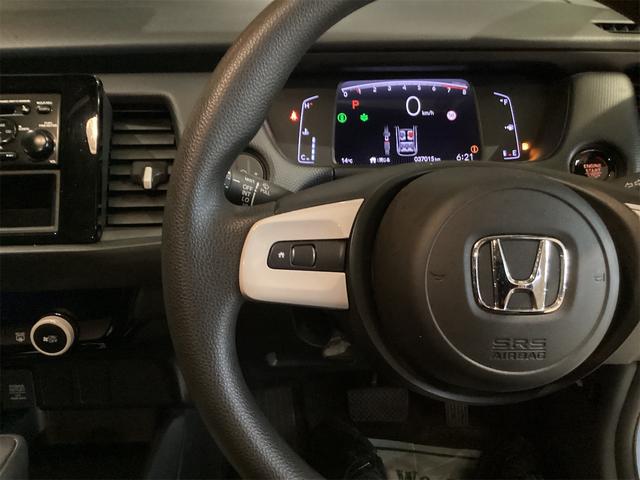 フィット ベーシック　クリアランスソナー　オートクルーズコントロール　衝突被害軽減システム　オートライト　スマートキー　アイドリングストップ　電動格納ミラー　ＣＶＴ　盗難防止システム　衝突安全ボディ　ＡＢＳ　ＥＳＣ　ＣＤ（10枚目）