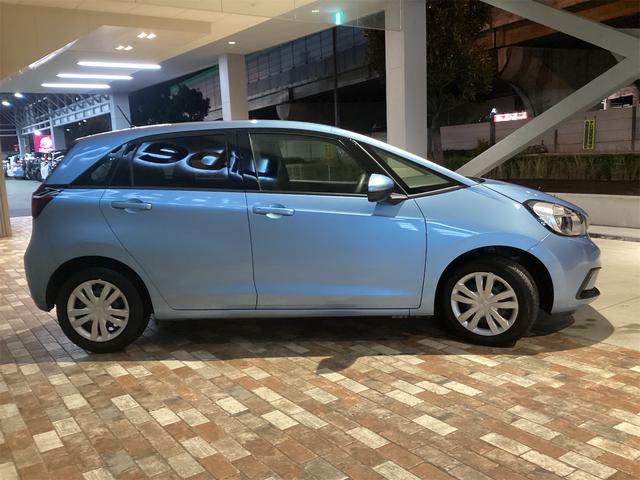 フィット ベーシック　クリアランスソナー　オートクルーズコントロール　衝突被害軽減システム　オートライト　スマートキー　アイドリングストップ　電動格納ミラー　ＣＶＴ　盗難防止システム　衝突安全ボディ　ＡＢＳ　ＥＳＣ　ＣＤ（16枚目）