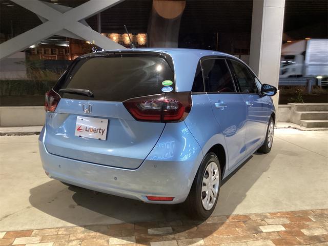 フィット ベーシック　クリアランスソナー　オートクルーズコントロール　衝突被害軽減システム　オートライト　スマートキー　アイドリングストップ　電動格納ミラー　ＣＶＴ　盗難防止システム　衝突安全ボディ　ＡＢＳ　ＥＳＣ　ＣＤ（17枚目）