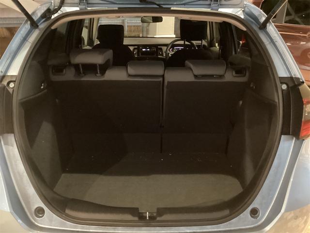 フィット ベーシック　クリアランスソナー　オートクルーズコントロール　衝突被害軽減システム　オートライト　スマートキー　アイドリングストップ　電動格納ミラー　ＣＶＴ　盗難防止システム　衝突安全ボディ　ＡＢＳ　ＥＳＣ　ＣＤ（21枚目）