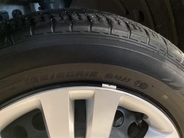 フィット ベーシック　クリアランスソナー　オートクルーズコントロール　衝突被害軽減システム　オートライト　スマートキー　アイドリングストップ　電動格納ミラー　ＣＶＴ　盗難防止システム　衝突安全ボディ　ＡＢＳ　ＥＳＣ　ＣＤ（25枚目）