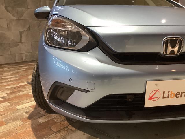 フィット ベーシック　クリアランスソナー　オートクルーズコントロール　衝突被害軽減システム　オートライト　スマートキー　アイドリングストップ　電動格納ミラー　ＣＶＴ　盗難防止システム　衝突安全ボディ　ＡＢＳ　ＥＳＣ　ＣＤ（27枚目）