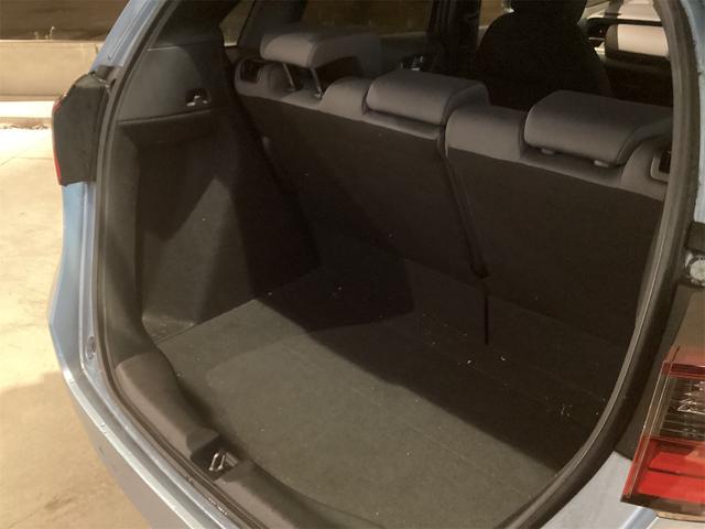 フィット ベーシック　クリアランスソナー　オートクルーズコントロール　衝突被害軽減システム　オートライト　スマートキー　アイドリングストップ　電動格納ミラー　ＣＶＴ　盗難防止システム　衝突安全ボディ　ＡＢＳ　ＥＳＣ　ＣＤ（33枚目）