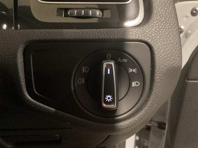 ���̖͂��邳�ɉ����Ď����I�Ƀw�b�h���C�g���I���^�I�t����I�[�g���C�g�V�X�e���𑕔����Ă���܂��B