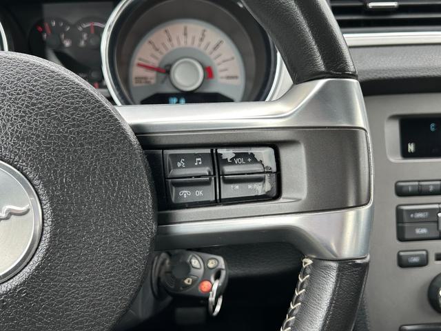 マスタング Ｖ６　クーペ　グラスルーフ　ザ　ブラック　新車並行車　特別仕様車　３５台限定車　グラスルーフ　左ハンドル　ブラックレザーシート　ブラックインテリア　ミラー型バックカメラ　純正１８ｉｎＡＷ（6枚目）