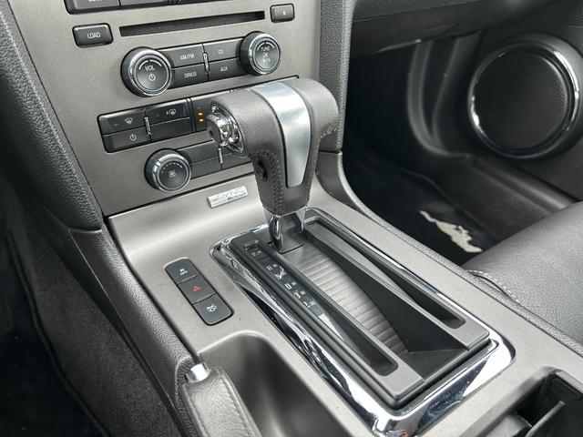 マスタング Ｖ６　クーペ　グラスルーフ　ザ　ブラック　新車並行車　特別仕様車　３５台限定車　グラスルーフ　左ハンドル　ブラックレザーシート　ブラックインテリア　ミラー型バックカメラ　純正１８ｉｎＡＷ（9枚目）