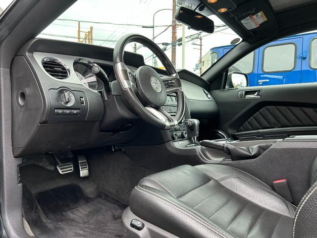 マスタング Ｖ６　クーペ　グラスルーフ　ザ　ブラック　新車並行車　特別仕様車　３５台限定車　グラスルーフ　左ハンドル　ブラックレザーシート　ブラックインテリア　ミラー型バックカメラ　純正１８ｉｎＡＷ（13枚目）