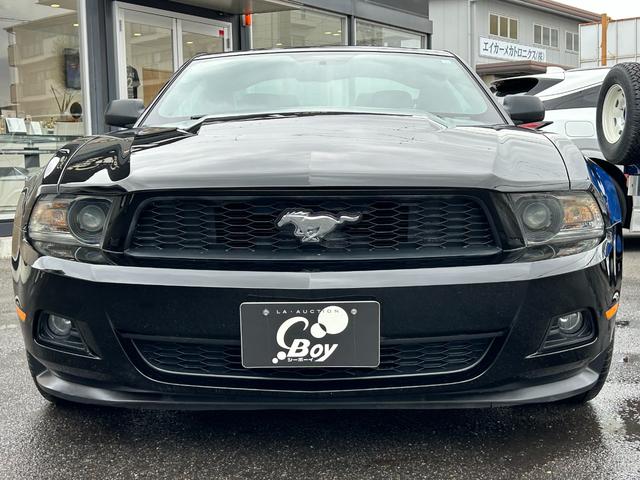 マスタング Ｖ６　クーペ　グラスルーフ　ザ　ブラック　新車並行車　特別仕様車　３５台限定車　グラスルーフ　左ハンドル　ブラックレザーシート　ブラックインテリア　ミラー型バックカメラ　純正１８ｉｎＡＷ（18枚目）