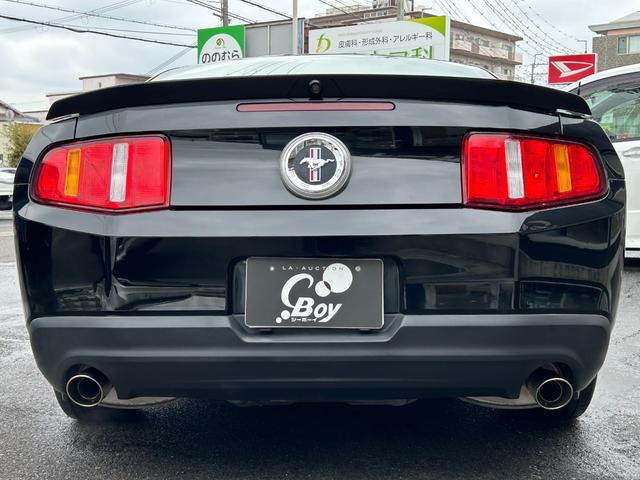 マスタング Ｖ６　クーペ　グラスルーフ　ザ　ブラック　新車並行車　特別仕様車　３５台限定車　グラスルーフ　左ハンドル　ブラックレザーシート　ブラックインテリア　ミラー型バックカメラ　純正１８ｉｎＡＷ（19枚目）