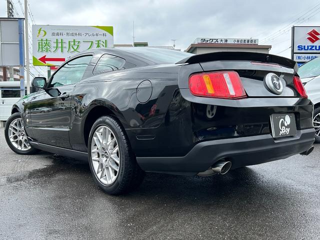 マスタング Ｖ６　クーペ　グラスルーフ　ザ　ブラック　新車並行車　特別仕様車　３５台限定車　グラスルーフ　左ハンドル　ブラックレザーシート　ブラックインテリア　ミラー型バックカメラ　純正１８ｉｎＡＷ（21枚目）