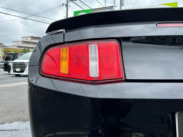 マスタング Ｖ６　クーペ　グラスルーフ　ザ　ブラック　新車並行車　特別仕様車　３５台限定車　グラスルーフ　左ハンドル　ブラックレザーシート　ブラックインテリア　ミラー型バックカメラ　純正１８ｉｎＡＷ（26枚目）