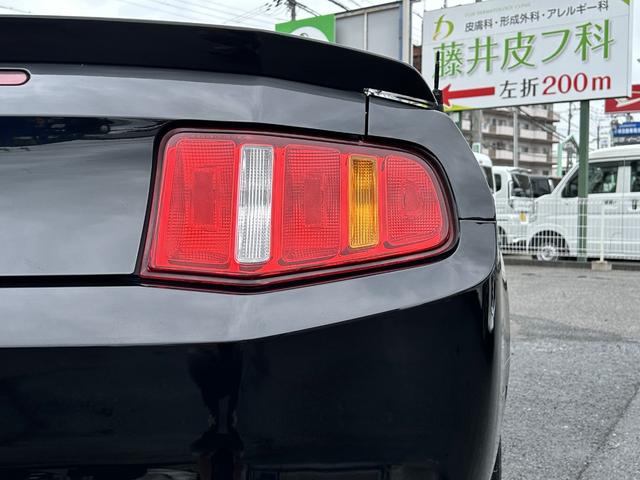 マスタング Ｖ６　クーペ　グラスルーフ　ザ　ブラック　新車並行車　特別仕様車　３５台限定車　グラスルーフ　左ハンドル　ブラックレザーシート　ブラックインテリア　ミラー型バックカメラ　純正１８ｉｎＡＷ（27枚目）