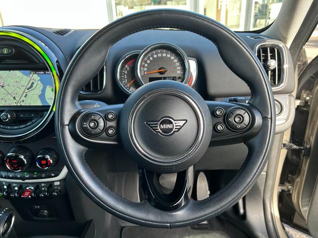 ＭＩＮＩ クーパーＳＤ　クロスオーバー　オール４　ワンオーナー　純正ナビ　バックカメラ　前席シートヒーター　アクティブクルーズコントロール　純正前後ドラレコ　純正１８ｉｎＡＷ　ルーフレール　電動リアゲート　フォグランプ　ＥＴＣ（4枚目）